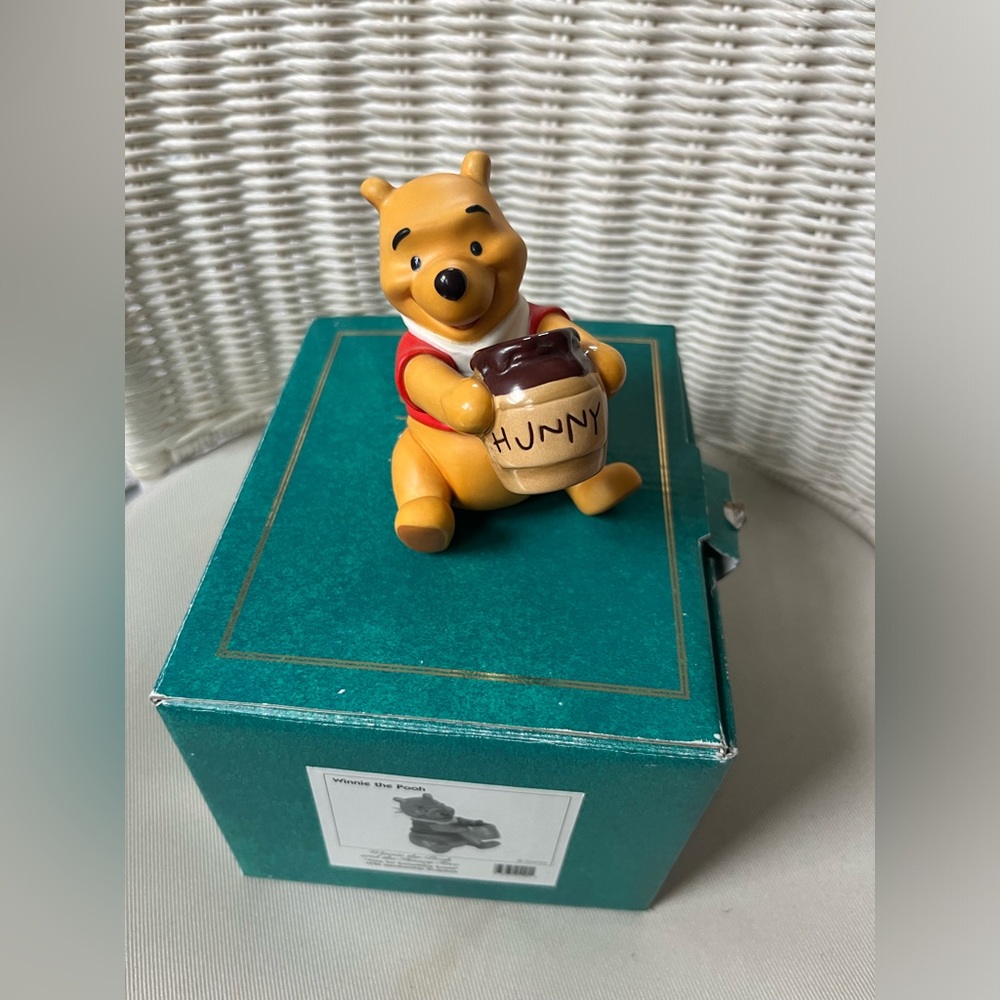 Winnie the Pooh and the Honey Tree collectible with box! 1996 Disney classic